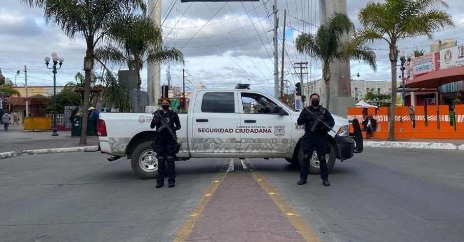 Fuerzas federales y policías estatales aseguraron vehículos blindados tras la balacera registrada entre grupos delictivos. Foto Tomada del Twitter @SeguridadBC / Archivo