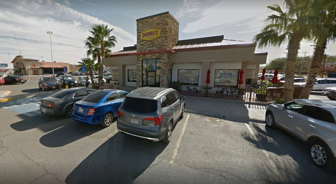 El ataque armado ocurrió dentro del restaurante Denny´s de la plaza Galerías Tec, en Ciudad Juárez, Chihuahua; la salud de la persona herida se reporta como grave. Foto tomada de Google Street View