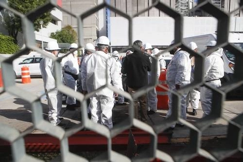 Peritos de la Fiscalía General de Justicia capitalina arribaron a las instalaciones centrales del Sistema de Transporte Colectivo Metro para determinar las causas de la conflagración en la subestación eléctrica Buen Tono. Foto Víctor Camacho