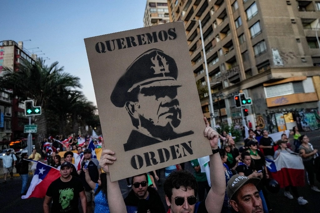 Protesta en la plaza Baquedano de Santiago, Chile, tras el asesinato del policía Daniel Palma, el tercero en los últimos 23 días. Foto Ap