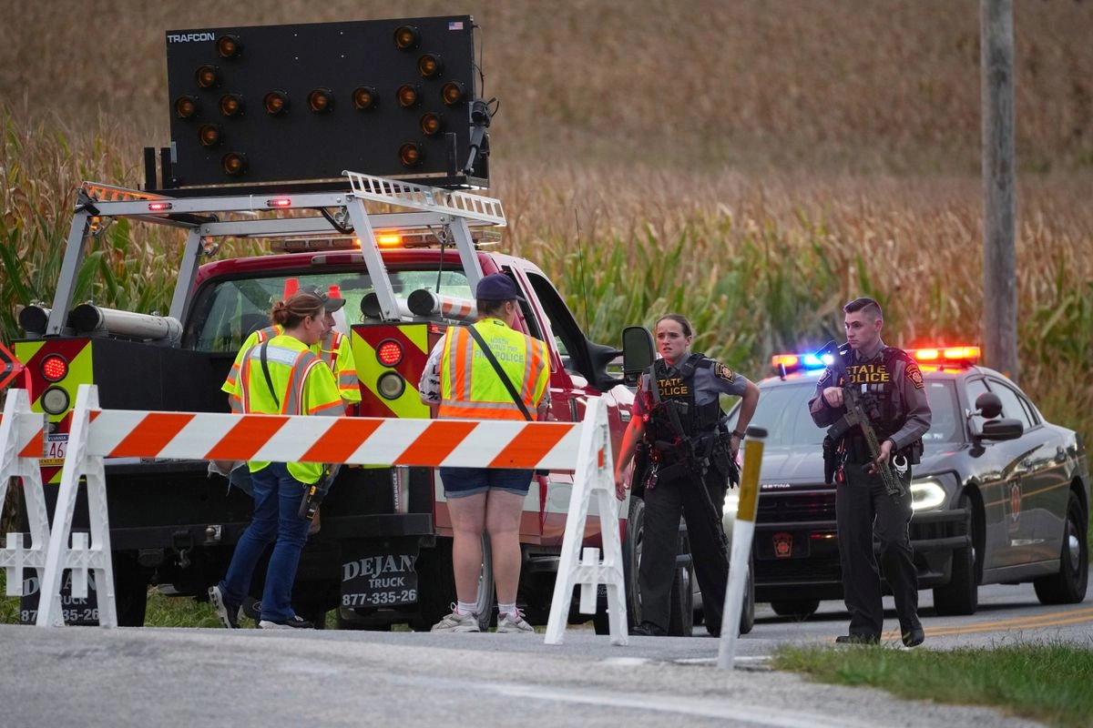 Agentes de la policía estatal de Pensilvania y personal de emergencias bloquean una carretera después de que varios agentes fueran asesinados a tiros el miércoles 17 de septiembre de 2025 en North Codorus. Foto