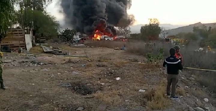 Tres empleados de Pemex resultaron gravemente heridos al momento en que reparaban una fuga en una toma clandestina en la localidad de Bomintzha, Tula. Foto Juan Ricardo Montoya
