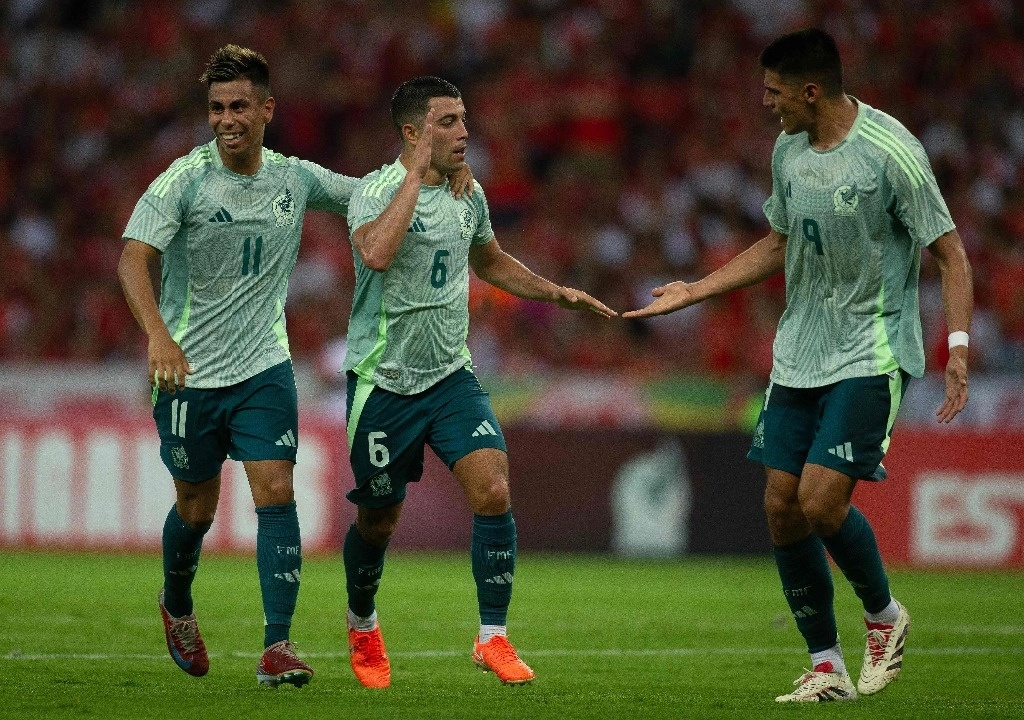 El mediocampista mexicano #06 Erik Lira celebra después de anotar con sus compañeros de equipo, el extremo #11 Efraín Álvarez (izq.) y el delantero #09 Guillermo Martínez durante un partido amistoso híbrido entre México e Internacional en el Estadio Beira-Rio en Porto Alegre, Brasil el 16 de enero de 2025. Foto Afp 