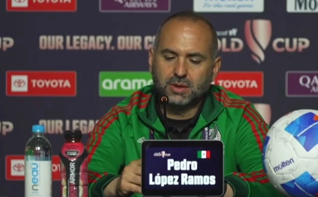 Pedro López, técnico de la selección femenil mexicana, aseguró que su equipo no se sentirá intimidado por su similar de Paraguay. Foto tomada de conferencia de prensa