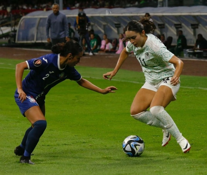 La delantera Scarlett Camberos (derecha), en su regreso a la selección, fue quien selló el triunfo de las mexicanas al anotar el segundo tanto. Foto María Luisa Severiano