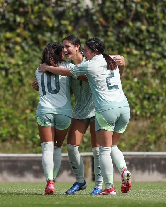 Jugadoras de la selección mexicana femenil celebran su triunfo ante la escuadra de Costa Rica. Foto