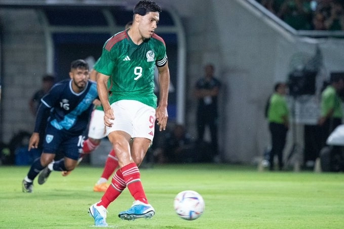El delantero Raúl Jiménez durante el encuentro. Foto tomada de la cuenta de Twitter miseleccionmx