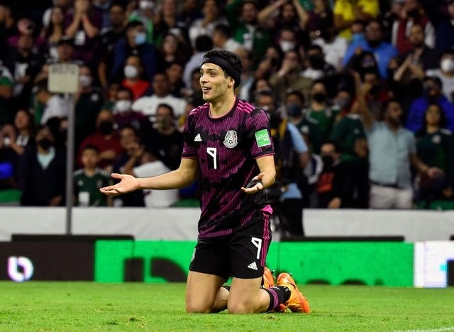 El delantero mexicano, Raúl Jiménez durante una jugada en el encuentro. Foto Afp