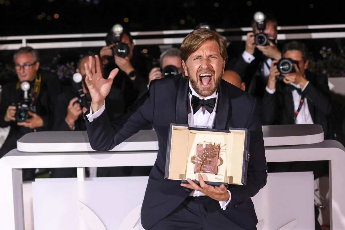 El escritor y director Ruben Ostlund, ganador de la Palma de Oro por 'Triangle of Sadness', posa para los fotógrafos durante la sesión fotográfica posterior a la ceremonia de entrega de premios en el 75° festival internacional de cine de Cannes. Foto Ap