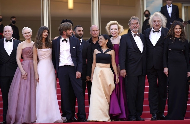 El director y elenco de la película 'Triangle of sadnes' a su llegada al Festival de Cannes. Foto Afp