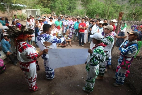 Personal del Tribunal Agrario del Séptimo Distrito dejó plantados a comuneros wixárikas de Bancos de Cohamiata, en el municipio de El Mezquital, Durango, en lo que sería una diligencia histórica para restituir al pueblo 10 mil 723 hectáreas de su territorio ancestral. Foto Arturo Campos Cedillo