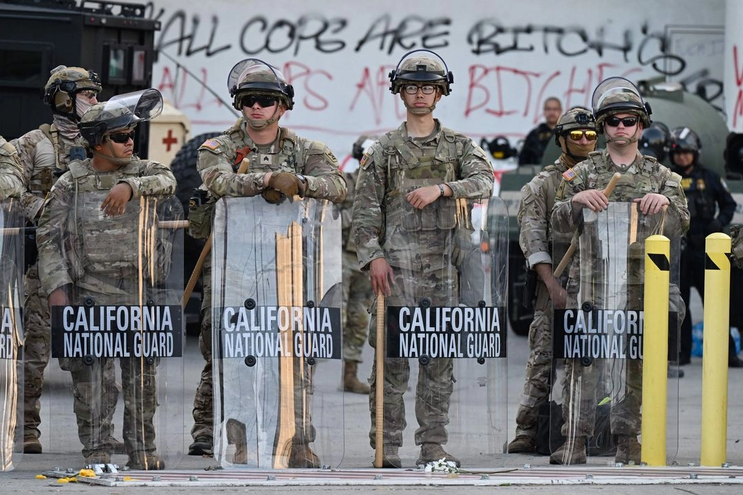 Miembros de la Guardia Nacional de California hacen guardia en el muelle de carga del edificio federal Roybal en el centro de Los Ángeles, el 13 de junio de 2025.