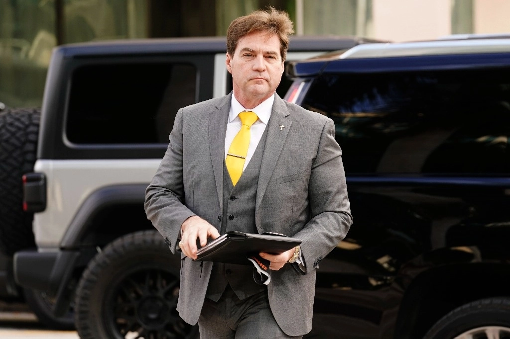 El informático de 53 años "no es el autor del 'libro blanco' del bitcoin", un texto que detalla los principios fundacionales de esta criptomoneda, ni es la persona que actuó "bajo el seudónimo de Satoshi Nakamoto", afirmó un juez. La imagen, de noviembre de 2021. Foto Ap