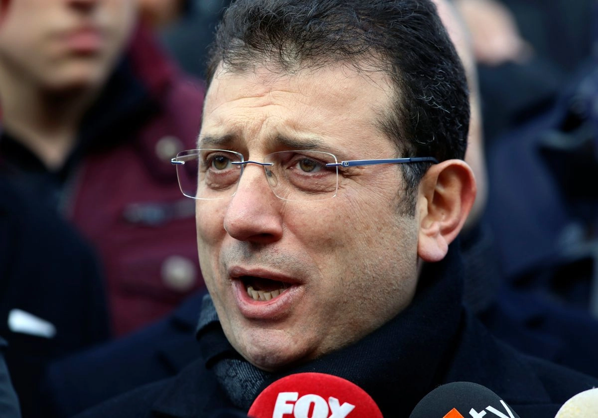 El alcalde de Estambul, Ekrem Imamoglu, habla con los medios de comunicación en la mezquita de Kocatepe, en Ankara, Turquía.