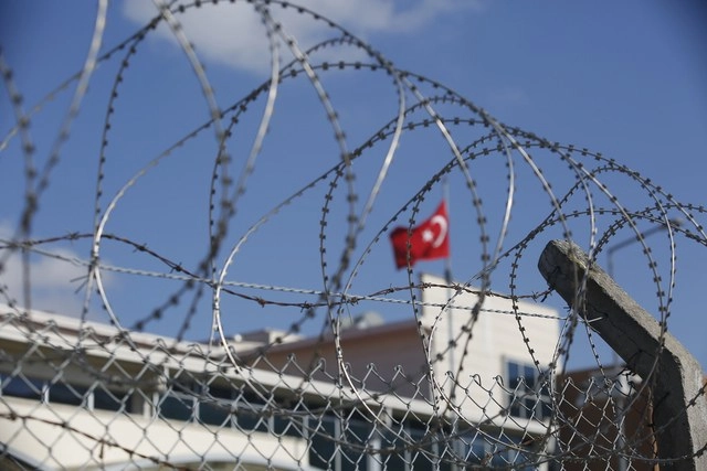 Una bandera turca ondea afuera del tribunal de Silivri, a las afueras de Estambul, en Turquía. Foto Ap