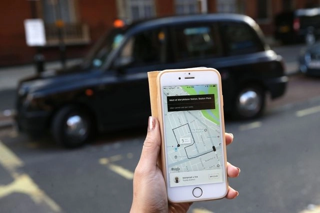 El gigante estadunidense del alquiler de vehículos con conductor Uber puede seguir operando en Londres. Foto Afp 