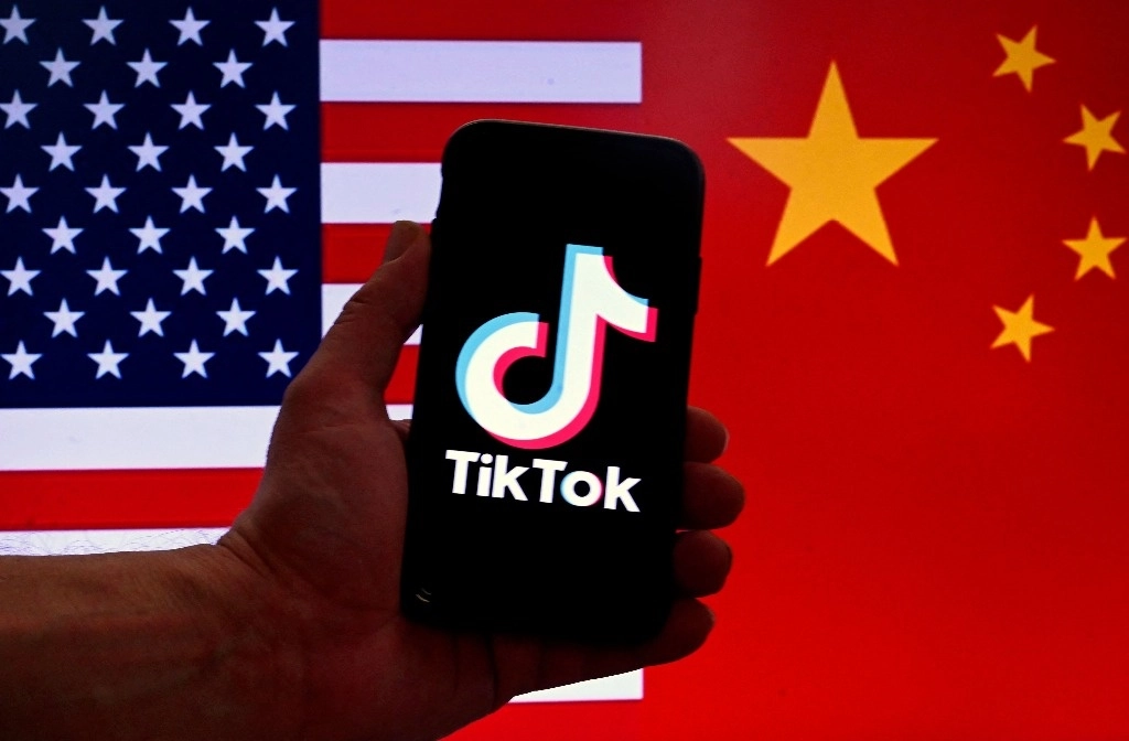 Un tribunal federal de apelaciones de EU ratificó una ley que obliga a la empresa china ByteDance a desinvertir en su popular aplicación de videos cortos TikTok en Estados Unidos a principios del próximo año o enfrentar una prohibición. Imagen del 16 de marzo de 2023. Foto Afp