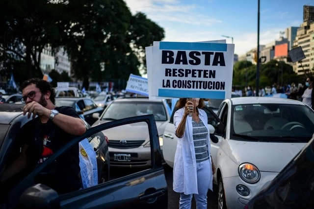 Ciudadanos argentinos se manifestaron en contra de las nuevas restricciones anunciadas por el presidente Alberto Fernández ante la pandemia. Foto Afp