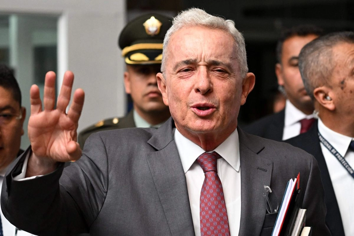 El ex presidente colombiano Álvaro Uribe hace un gesto mientras habla con la prensa afuera de un complejo judicial al final de su juicio en Bogotá el 10 de febrero de 2025. La justicia colombiana ordenó la libertad del expresidente Álvaro Uribe el 19 de agosto de 2025. Foto
