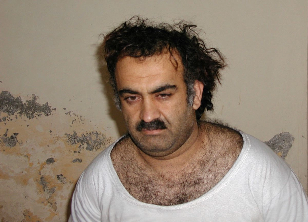 Khalid Sheikh Mohammed, el presunto autor intelectual del atentado del 11 de septiembre en EU, durante su captura en Pakistán, el 1 de marzo de 2003.