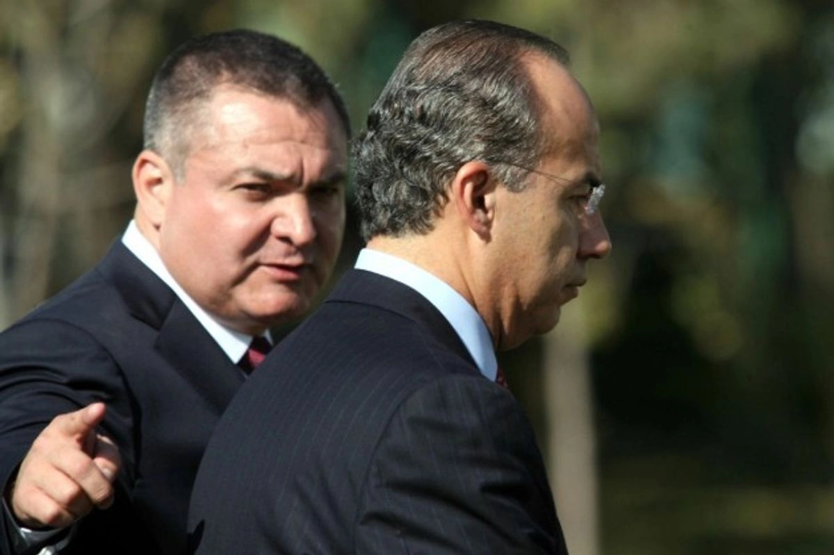 El ex presidente Felipe Calderón (der) junto con el ex titular de Seguridad, Genaro García Luna en imagen de archivo.