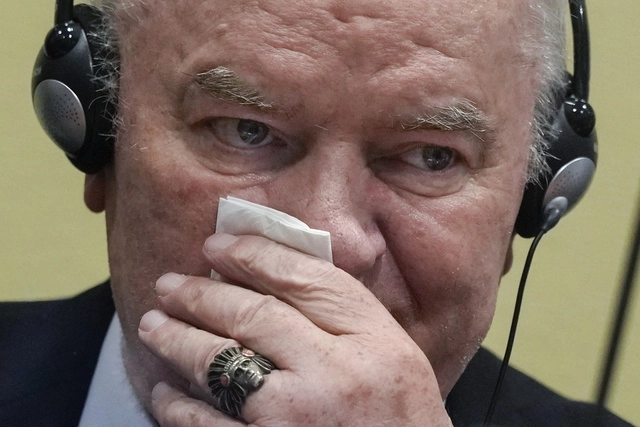 El tribunal internacional de La Haya rechazó los recursos de la defensa y confirmó la condena a cadena perpetua para el ex jefe militar serbio en Bosnia, Radko Mladic, considerado responsable de la masacre de Srebrenica en 1995. Foto Ap / Archivo