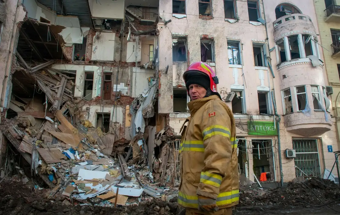 Un bombero ucranio trabaja cerca de un edificio de apartamentos destruido en Kharkiv, Ucrania, el 16 de marzo de 2022. Foto Ap