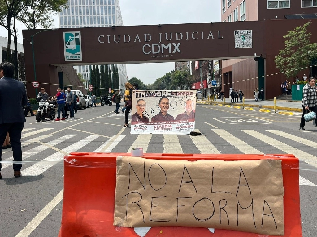 Trabajadores de tribunales de la Ciudad de México realizan un paro de labores en contra de la reforma judicial. Foto Alfredo Domínguez