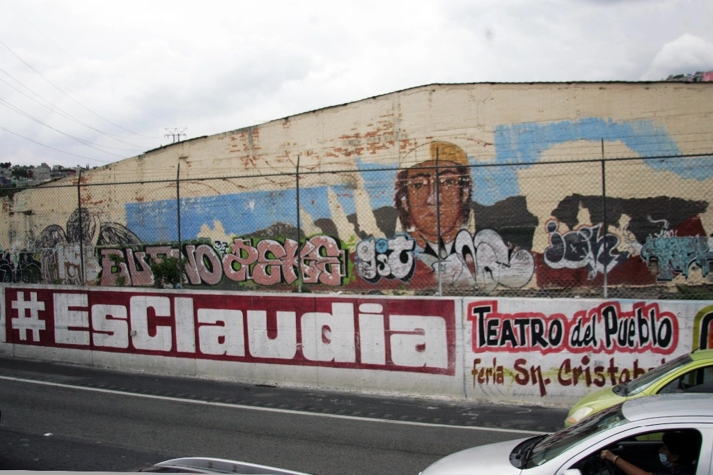 Pinta de bardas cerca del metro Indios Verdes. Foto Roberto García Rivas