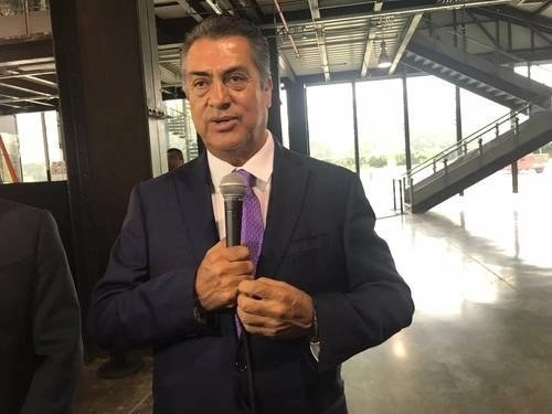 Jaime Rodríguez, 'El Bronco', gobernador de Nuevo León, durante una conferencia de prensa en el Parque Fundidora. Foto Yolanda Chio / archivo