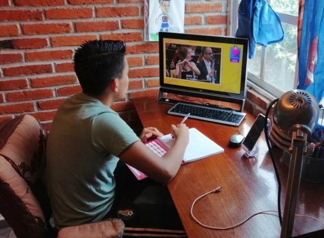 Un joven estudia en casa. Foto María Luisa Severiano /Archivo