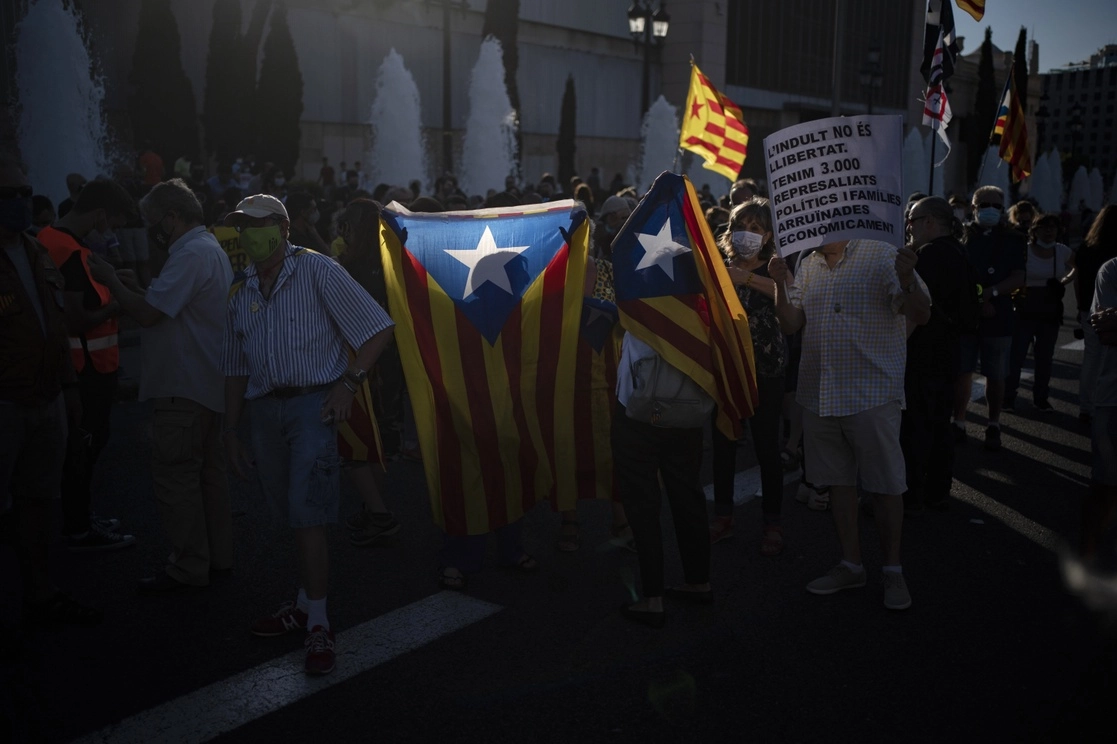 Manifestantes protestaron antier en favor de la independencia catalana y en contra de la visita del rey Felipe VI a Barcelona. Foto Ap 