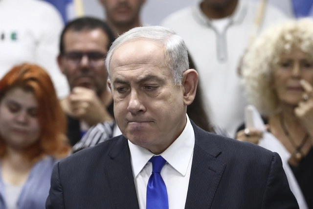 Un tribunal israelí rechazó la petición del primer ministro Benjamin Netanyahu de aplazar el inicio de su juicio por corrupción, previsto para la semana próxima. Foto Ap / Archivo