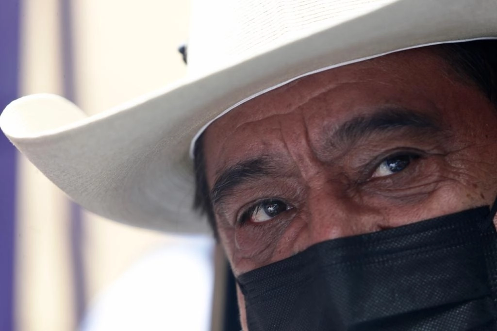 El senador de Morena con licencia Félix Salgado con sus simpatizantes afuera del INE, en días pasados. Foto Roberto García Ortiz
