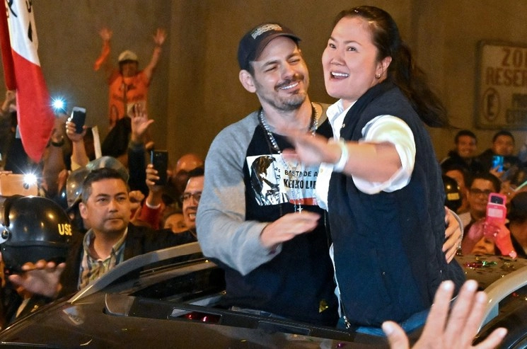 Keiko Fujimori junto a su esposo en imagen de archivo. Foto Afp