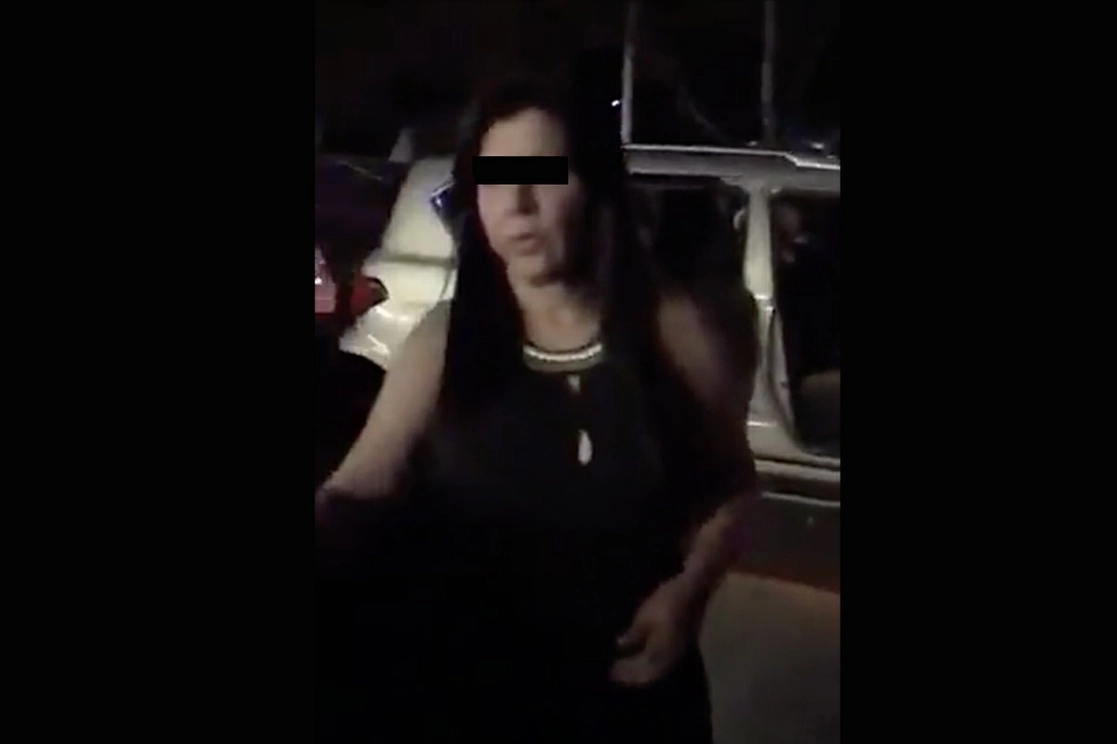Rosalinda González Valencia al momento de su detención. Fotograma tomado de video difundido en redes sociales
