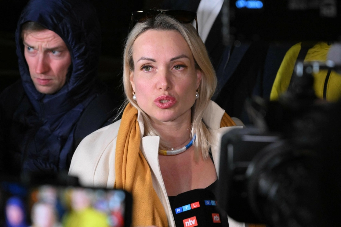 Marina Ovsyannikova, editora de la emisora ​​​​estatal Channel One que protestó contra la acción militar rusa en Ucrania durante un noticiero, habla con los medios al salir del Tribunal de Distrito de Ostankinsky después de pagar una multa por violar las leyes de protesta en Moscú, el 15 de marzo de 2022. Foto Afp
