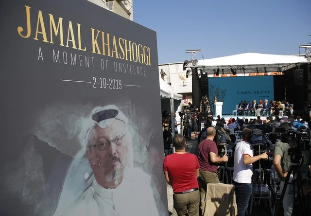 En imagen del 2 de octubre de 2019, una ceremonia en honor al periodista Jamal Khashoggi, a un año de su asesinato. Foto Ap 