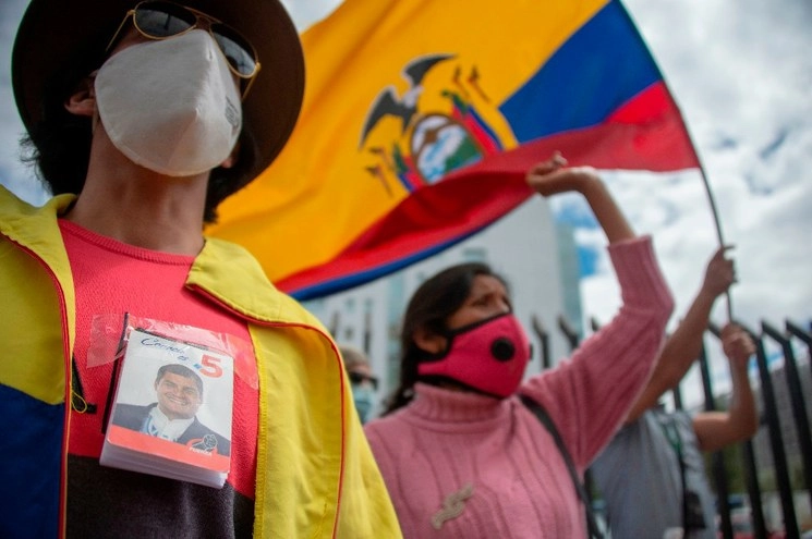 Simpatizantes del ex presidente ecuatoriano Rafael Correa se manifestaron el pasado 3 de septiembre frente a la Corte Nacional de Justicia. Foto Afp