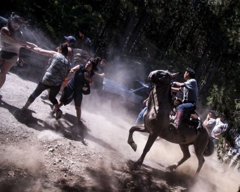 Subordinados del propietario de los terrenos de Lago Escondido, reprimieron a caballo a los inconformes. Foto @willy_piffano