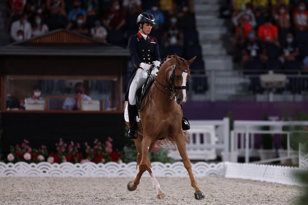 La tres veces medallista de oro olímpica, la británica Charlotte Dujardin, golpeó en repetidas ocasiones un caballo con un látigo al entrenar a otro jinete, según un video publicado por varios medios. Imagen del 28 de julio de 2021. Foto Afp