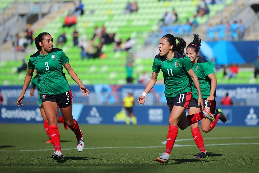 Ovalle (11) fue la figura del partido ante las sudamericanas al marcar el doblete del triunfo. La acompañan en el festejo Karina Rodríguez (3) y Alexia Delgado (8). Foto @miseleccionfem 