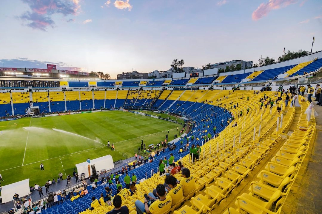 Dentro del estadio, policías sacaron con uso de la fuerza a un seguidor que se resistía a salir una vez que había terminado el encuentro.