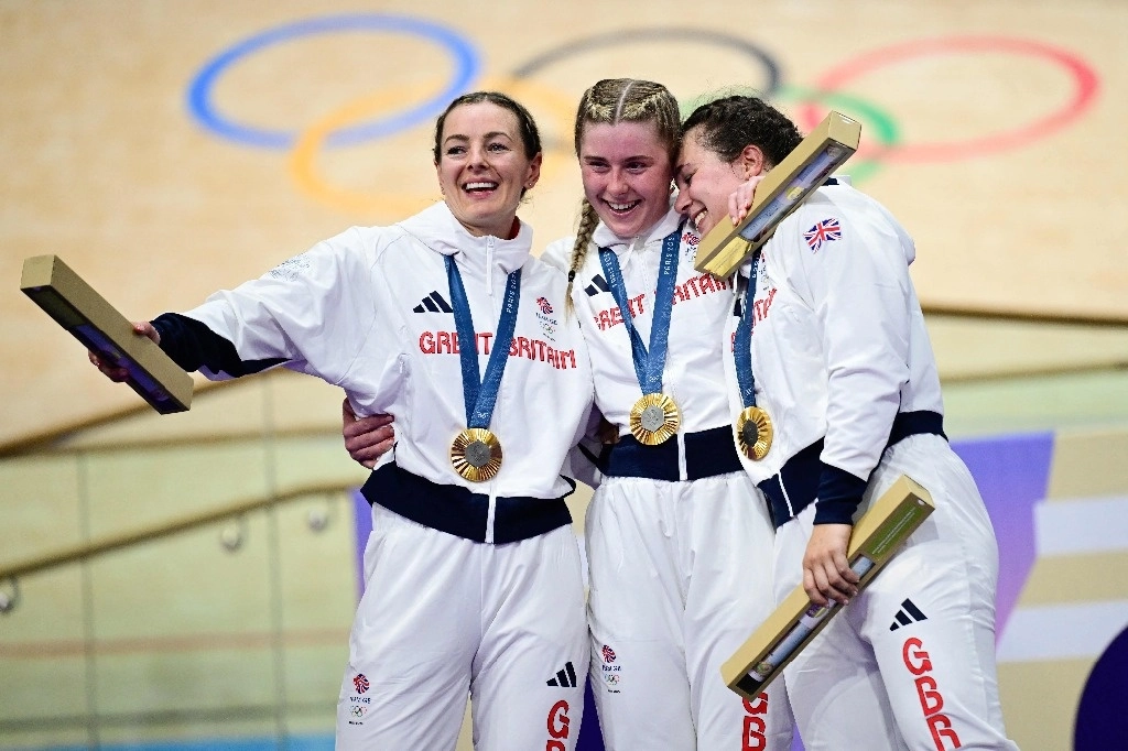 La británica Katy Marchant,  Sophie Capewell y Emma Finucane celebran su medalla de oro en el podio durante la ceremonia de entrega de medallas después de ganar la final de sprint por equipos de ciclismo en pista femenino de los Juegos Olímpicos de París 2024. Foto Afp