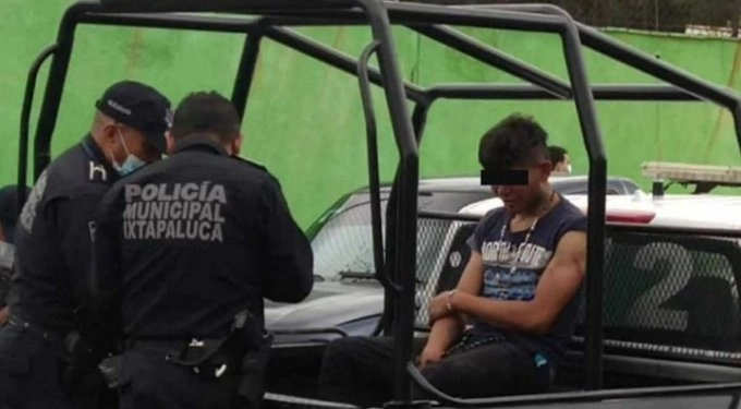 Dos elementos de la Policía Municipal de Ixtapaluca. Foto @DIxtapaluca
