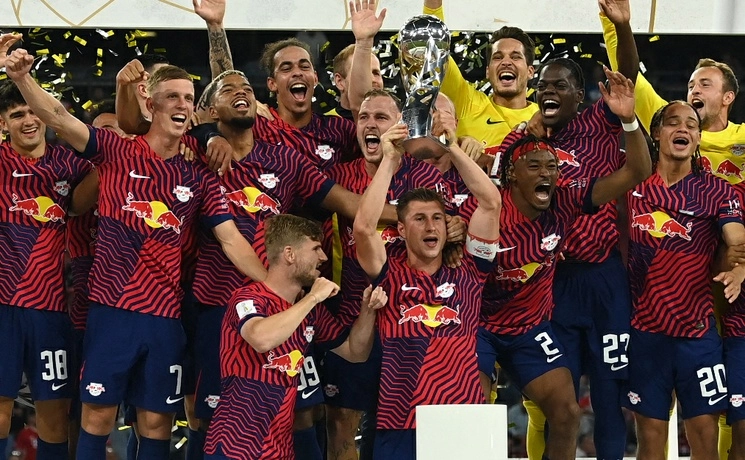 Los jugadores del RB Leipzig celebran la conquista de la Supercopa alemana, tras derrotar a al Bayern Munich en el Allianz Arena. Foto Afp.