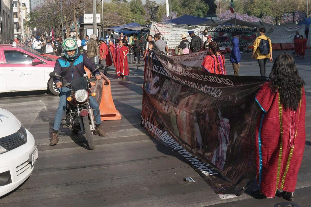 Integrantes de la comunidad triqui bloquean el Eje Central, a la altura de Bellas Artes, en el Centro Histórico capitalino, el 4 de abril de 2022. Foto Pablo Ramos