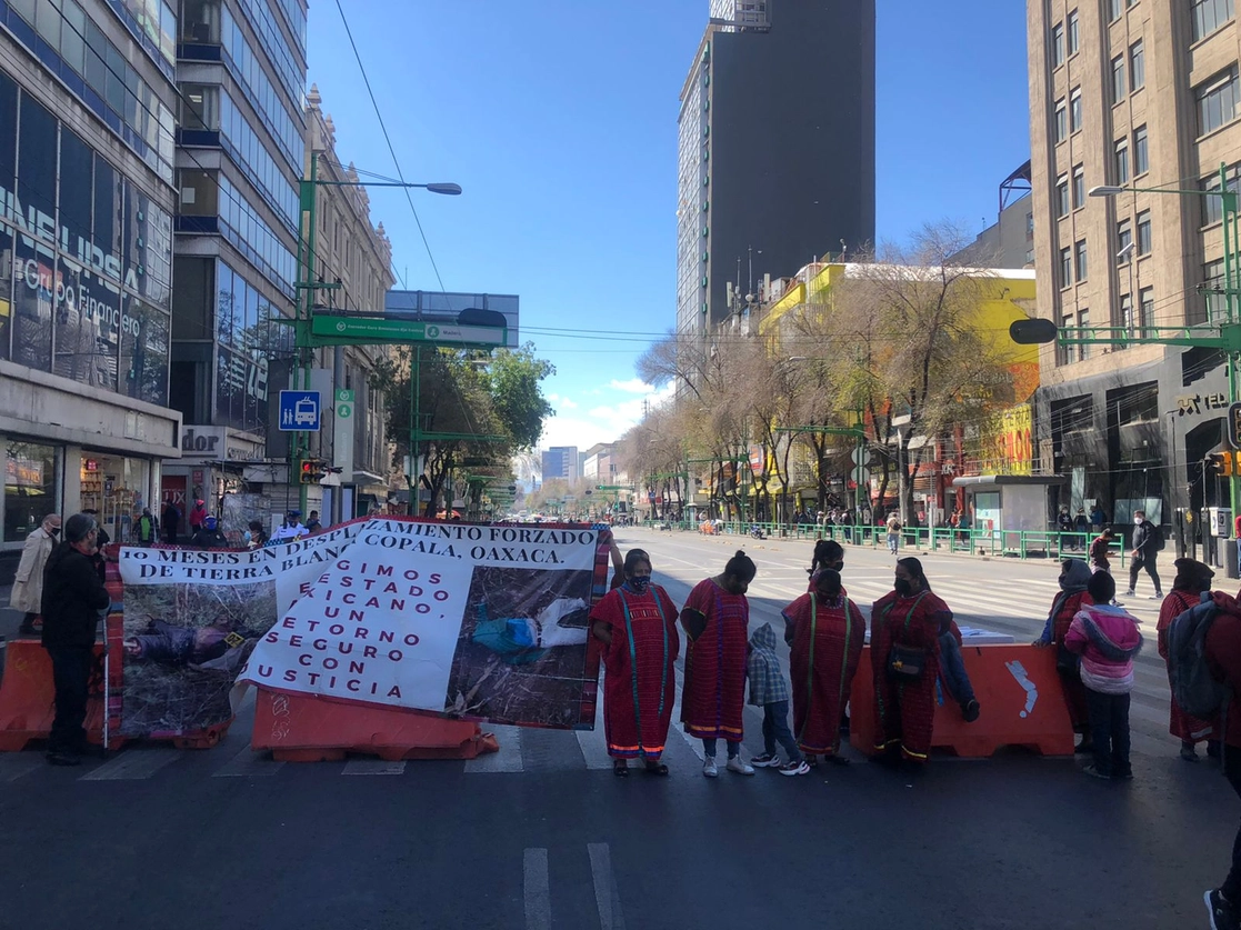 Mujeres y niños que forman parte de las 143 familias indígenas triquis desplazadas el 26 de diciembre de 2020, mantienen el bloqueo en su cruce con avenida Juárez, para ofrecer una conferencia de prensa en la que presentarán una propuesta a las autoridades para dar “una solución definitiva” al conflicto, el 25 de enero de 2022. Foto Jared Laureles 