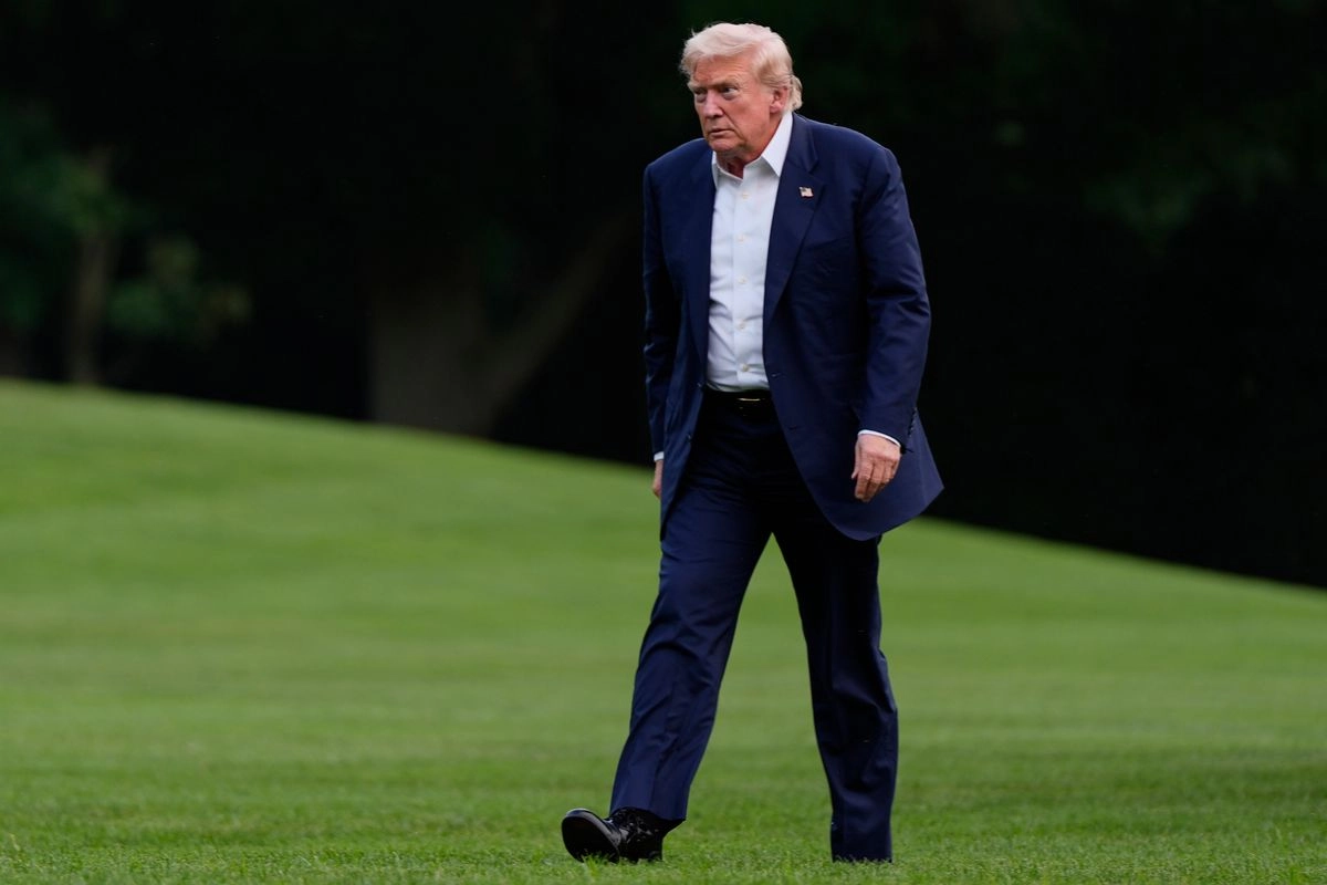 El presidente Donald Trump sale del Marine One tras llegar al Jardín Sur de la Casa Blanca, el martes 29 de julio de 2025, en Washington. Foto