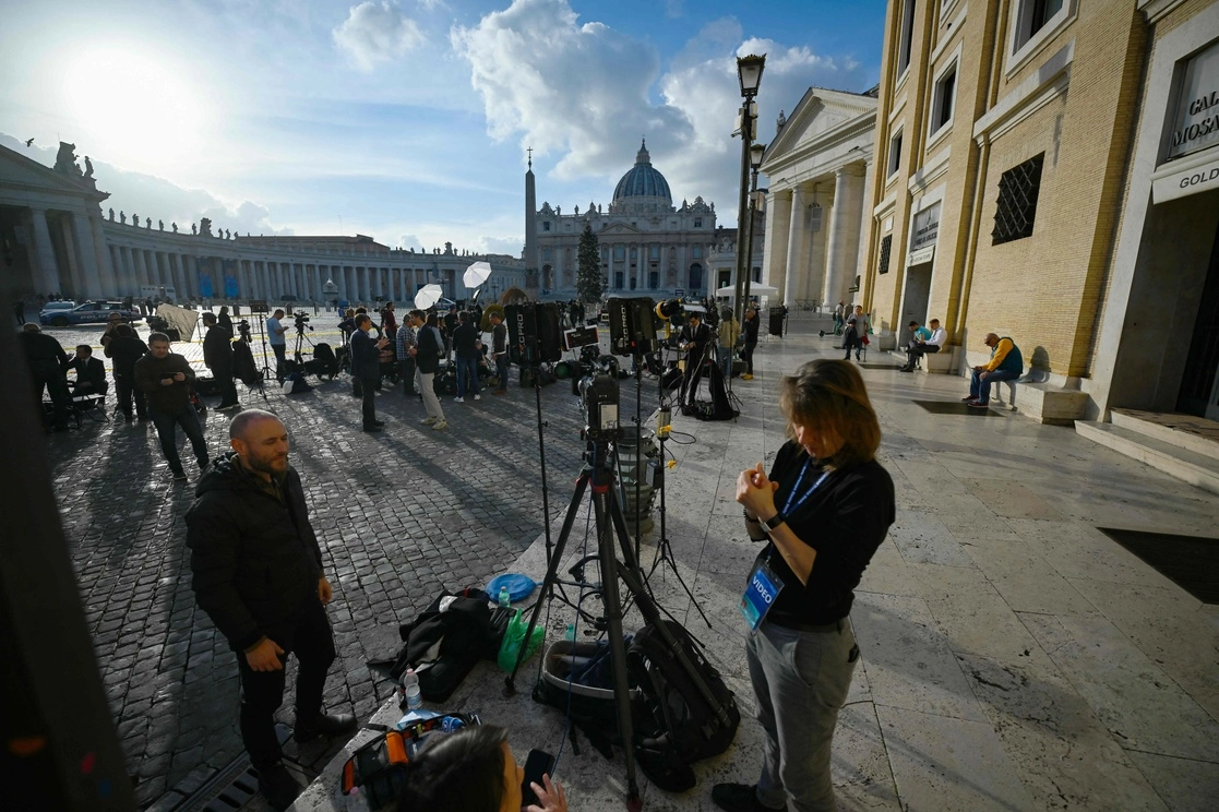 Al borde de la célebre Columnata de Bernini, que rodea la plaza, periodistas de todo el mundo se han instalado con sus cámaras. Foto Afp